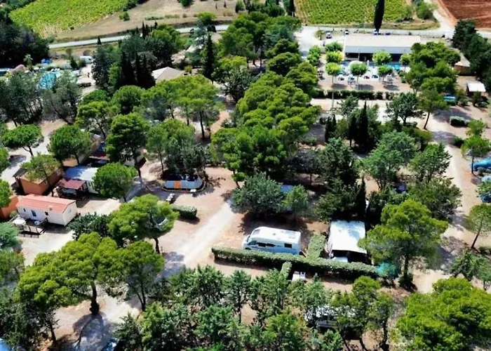 Campingplatz Zecamping 3 Anime Avec Club Enfant Toboggans Restaurant Et Piscine Fabrezan